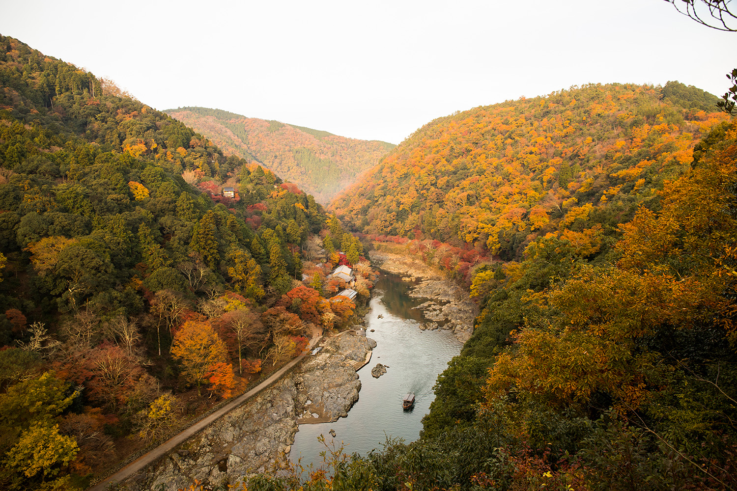 川面に浮かぶ舟と両岸から迫りくる紅葉。展望台からは趣あふれる構図の写真を撮ることもできる